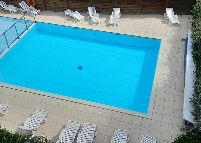 公寓 Pour 4 - Piscine - Au Coeur De La Chaume 莱萨布勒-多洛讷